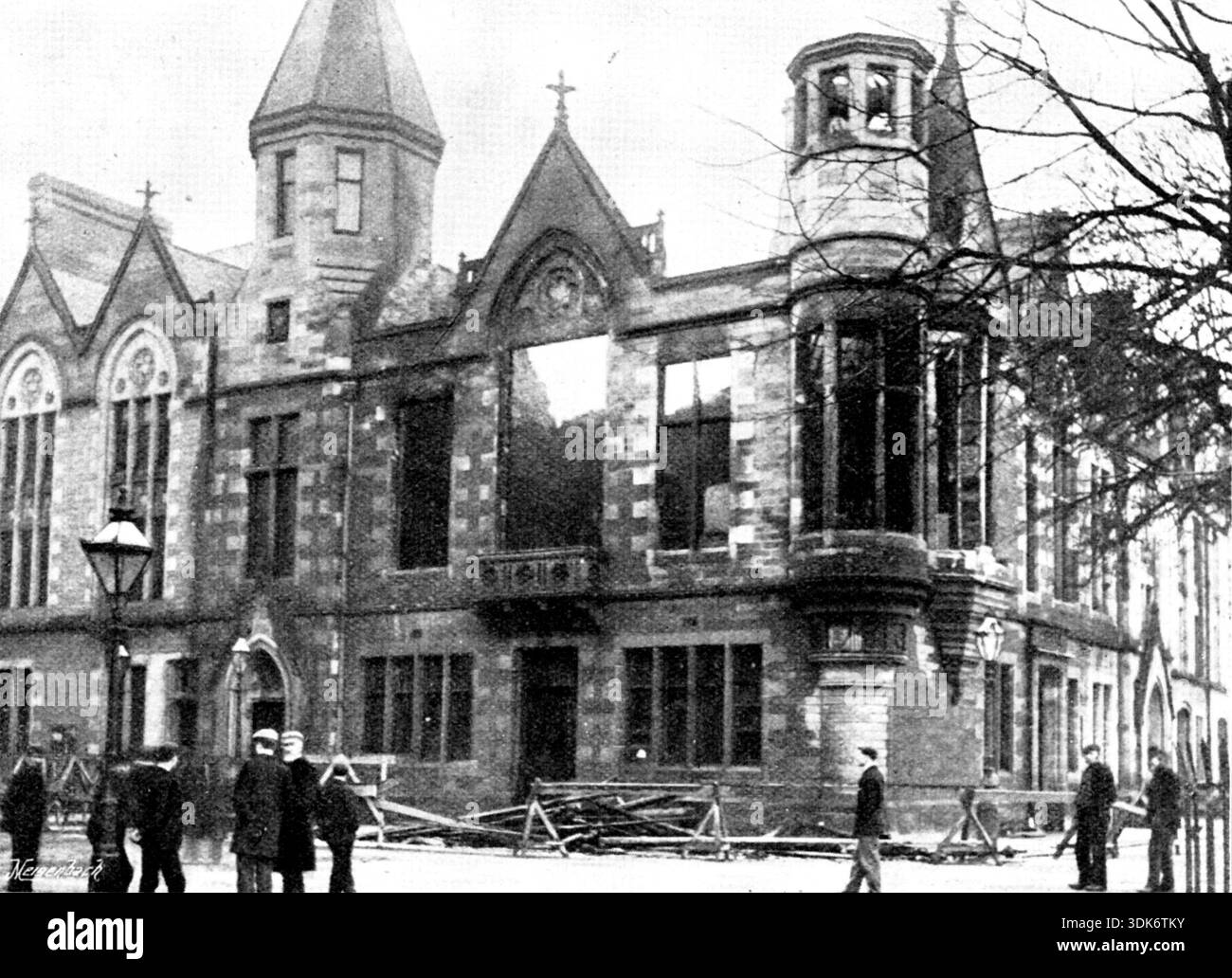 Die Gebäude der Stadt Perth wurden am 23. Januar 1895 durch einen Brand zerstört. Foto von John Porter, Perth. "Die prächtigen städtischen Gebäude von Perth, vielleicht die schönsten ihrer Art in Schottland, wurden durch einen Brand zerstört, der am frühen Morgen des 23. Jan. ausbrach. Es wird vermutet, dass es durch Funken verursacht wurde, die aus dem Schornstein des Polizeiamtes getragen wurden. Die Bemühungen der City and County Fire Brigades, unterstützt durch ein Handbuch von hundert Mann der 42. Royal Highlanders, sowie der Privatbrigade von Messrs. Pullar, waren nicht nutzbar, und die Gebäude wurden verbrannt Stockfoto