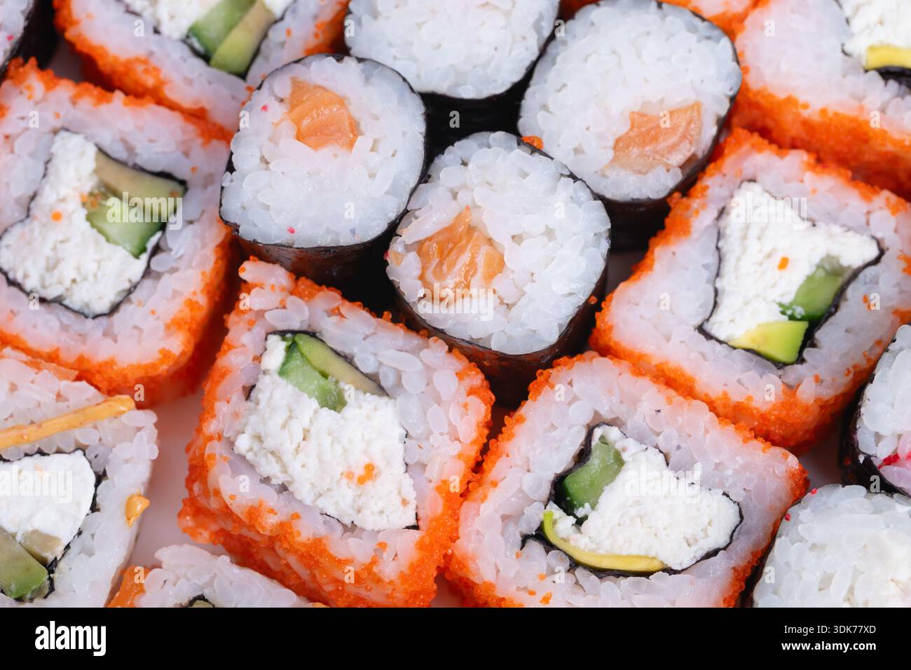 Frisches Sushi bereit. Zubereitetes Sushi im Behälter. Sushi-Stücke für schnellen Verzehr verpackt. Köstliche Sushi-Portionen für einfaches Mitnehmen oder Essen Stockfoto
