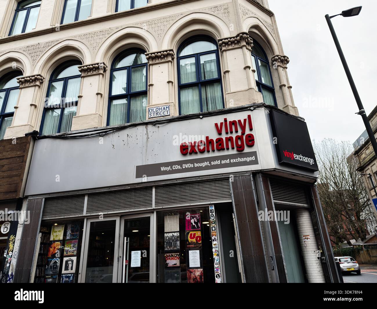 Manchester, Großbritannien - 21. Januar 2026: Historisches Gebäude an der Oldham Street beherbergt eine Vinylbörse, die heute Schallplatten und Medien verkauft. Stockfoto