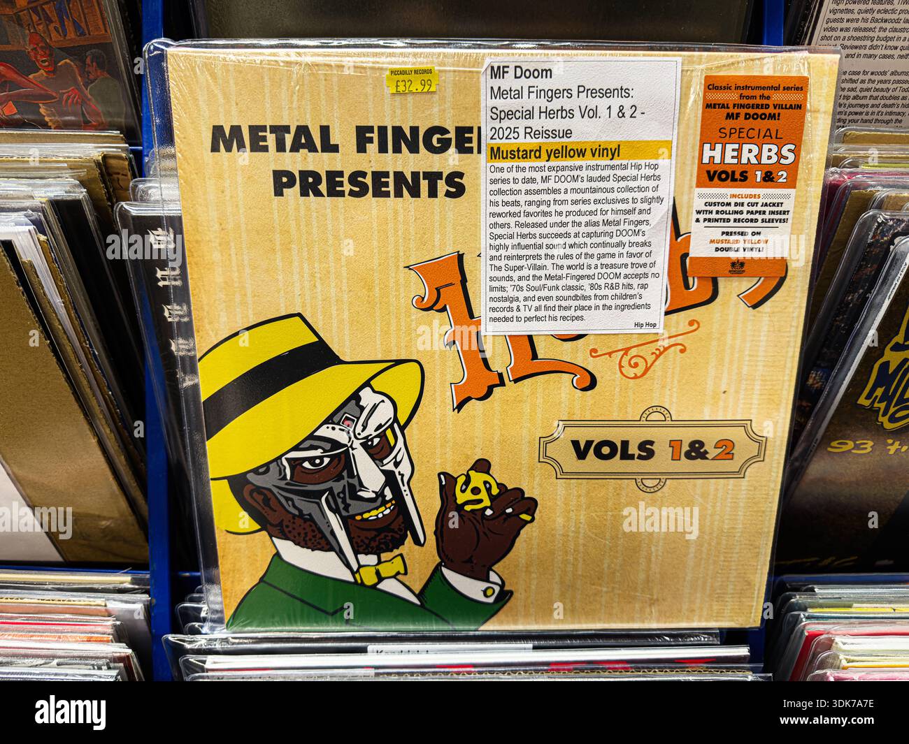 Manchester, Großbritannien - 21. Januar 2026: Senfgelbe Vinylverpackung mit MF DOOM-Persona mit auffälliger Retro-Typografie und illustriertem Charakter. Stockfoto