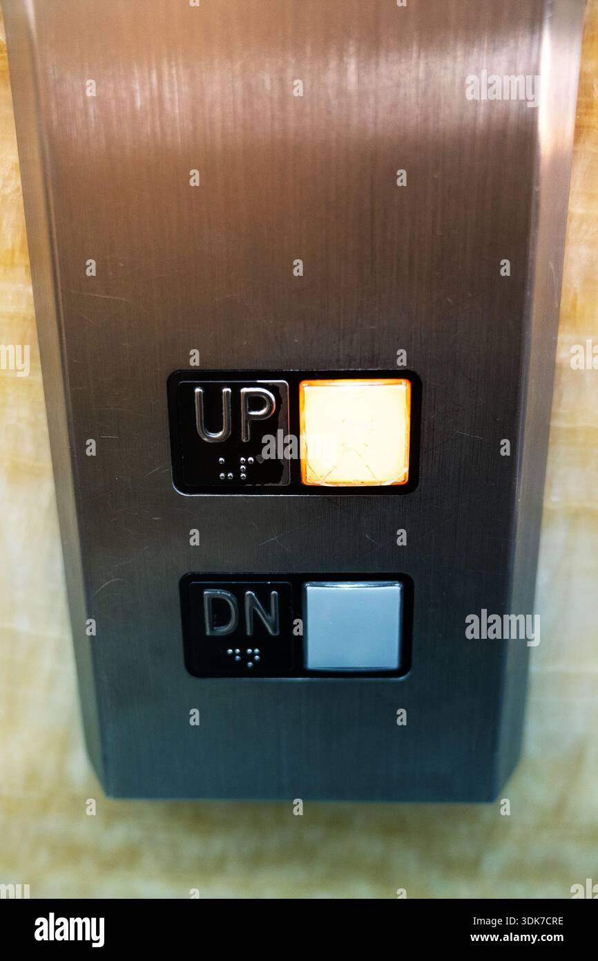 Knöpfe nach oben und unten in einem Aufzug Stockfoto