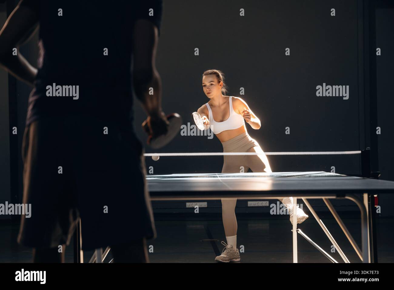 Aktiver Lebensstil. Tennisspiel, Mann und Frau sind drinnen. Stockfoto