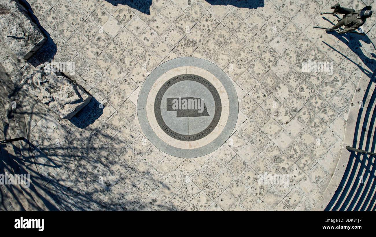Aus der Vogelperspektive des Bundesstaates Nebraska auf einer gemusterten Steinoberfläche mit Schatten, die quer tanzen, Omaha, Nebraska, USA. Stockfoto