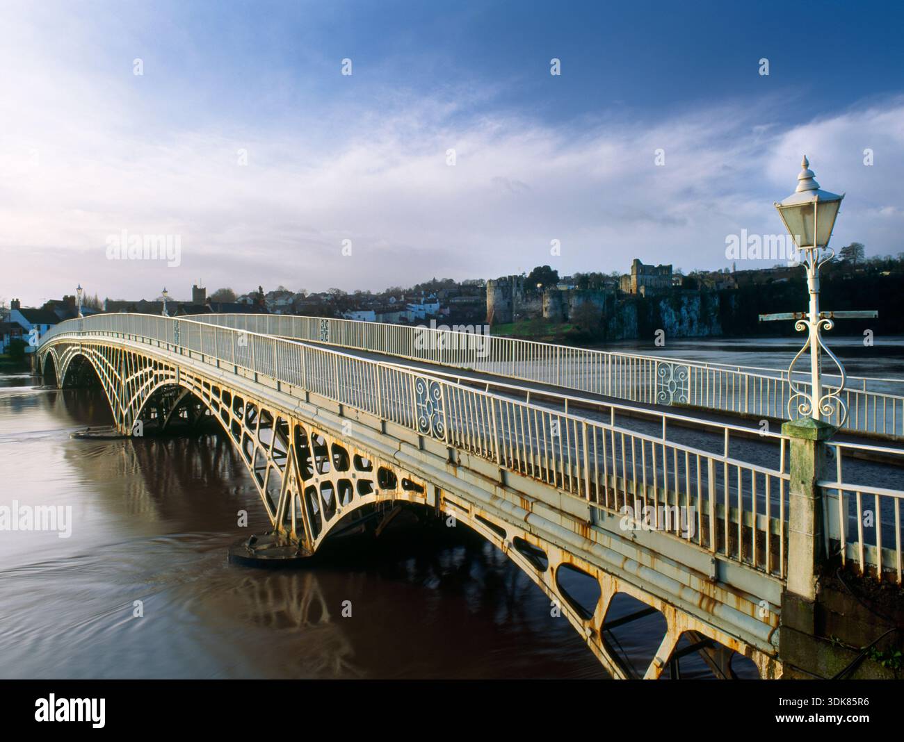 Sehen Sie südwestlich der gusseisernen Bogenbrücke aus dem Jahr 1816 über den River Wye mit Chepstow Castle, Monmouthshire, Wales, Großbritannien, auf der Rückseite: Englisch-walisische Grenze. Stockfoto