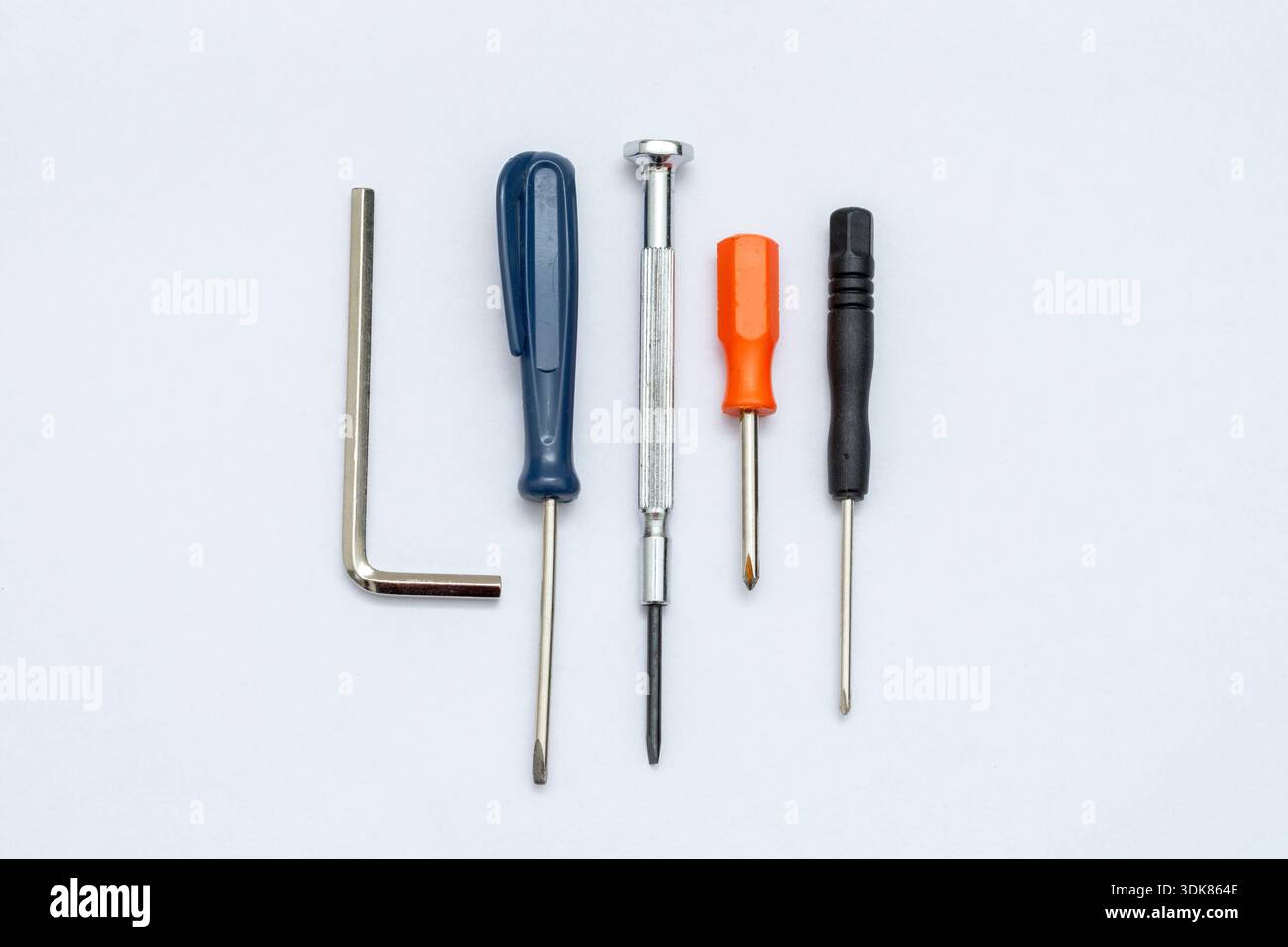 Ein Satz Handwerkzeuge, einschließlich Schraubendreher und Inbusschlüssel, für Montage, Reparatur und Heimwerkerprojekte. Stockfoto