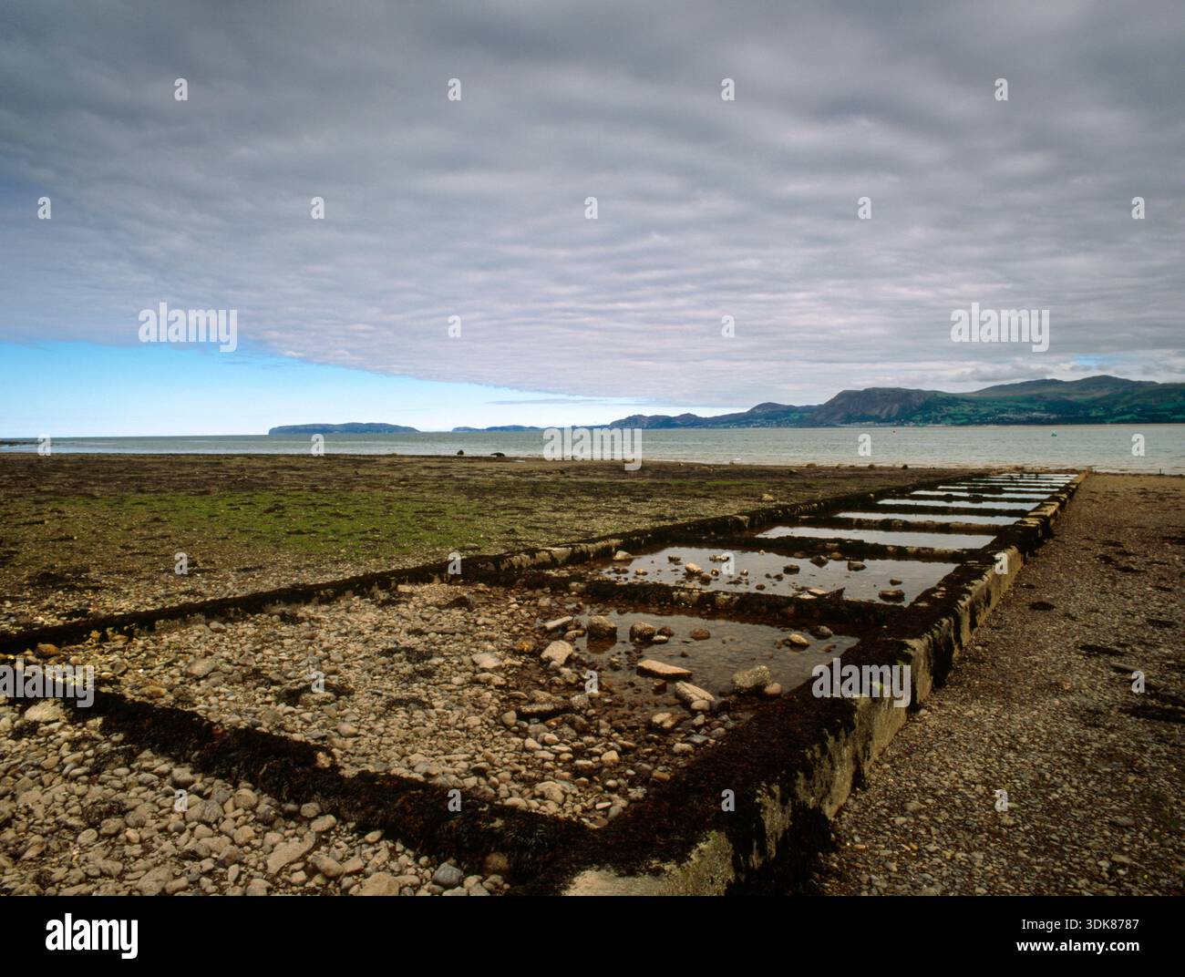 Sehen Sie sich die Slipway der Saunders-Roe (Saro) des Zweiten Weltkriegs Catalina Flying Boat Launch in Fryars Bay, Llanfaes, Anglesey, Wales, Großbritannien an. in Gebrauch 1939-45. Stockfoto