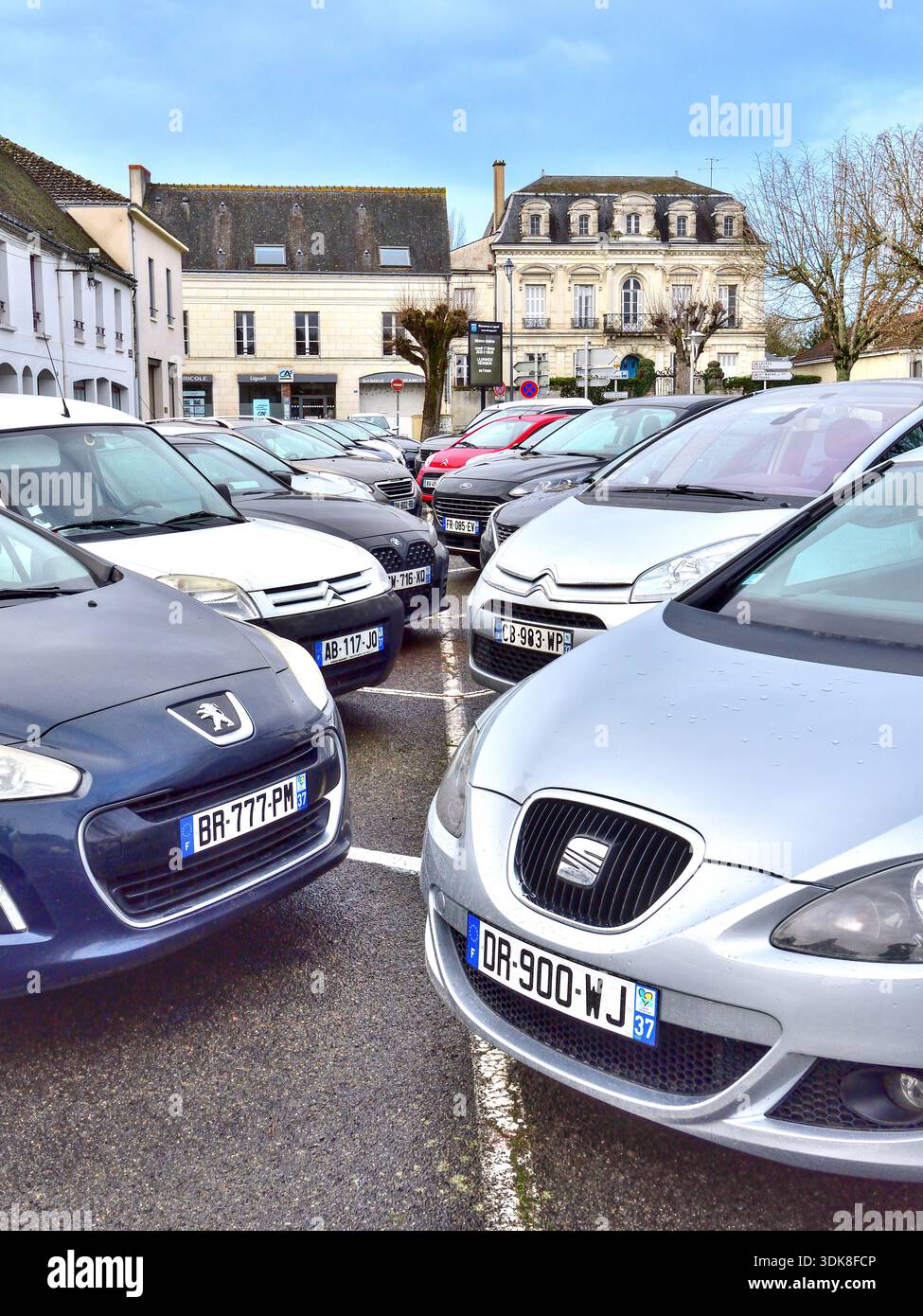 Autos, die von Stoßstange zu Stoßstange geparkt werden, im Stadtzentrum - Ligueil, Indre-et-Loire (37), Frankreich. Stockfoto