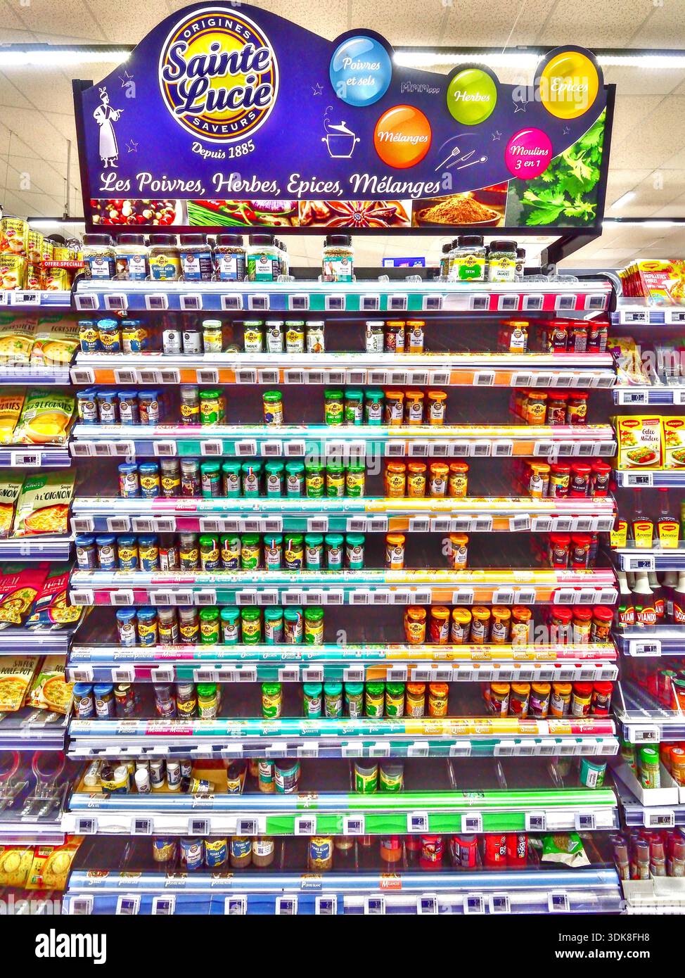 Supermarkt Ausstellung von Flaschen mit Kräutern und Gewürzen - Auchan Supermarkt, Ligueil, Indre-et-Loire (37), Frankreich. Stockfoto