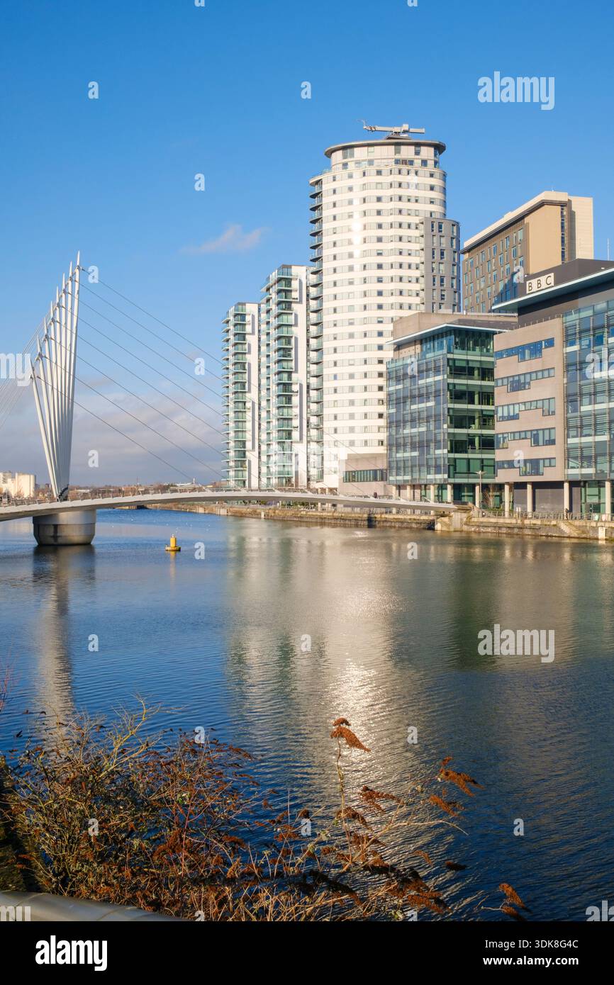 Das Lowry Zentrum an den Salford Quays mit Blick auf den alten Manchester Ship Kanal Stockfoto