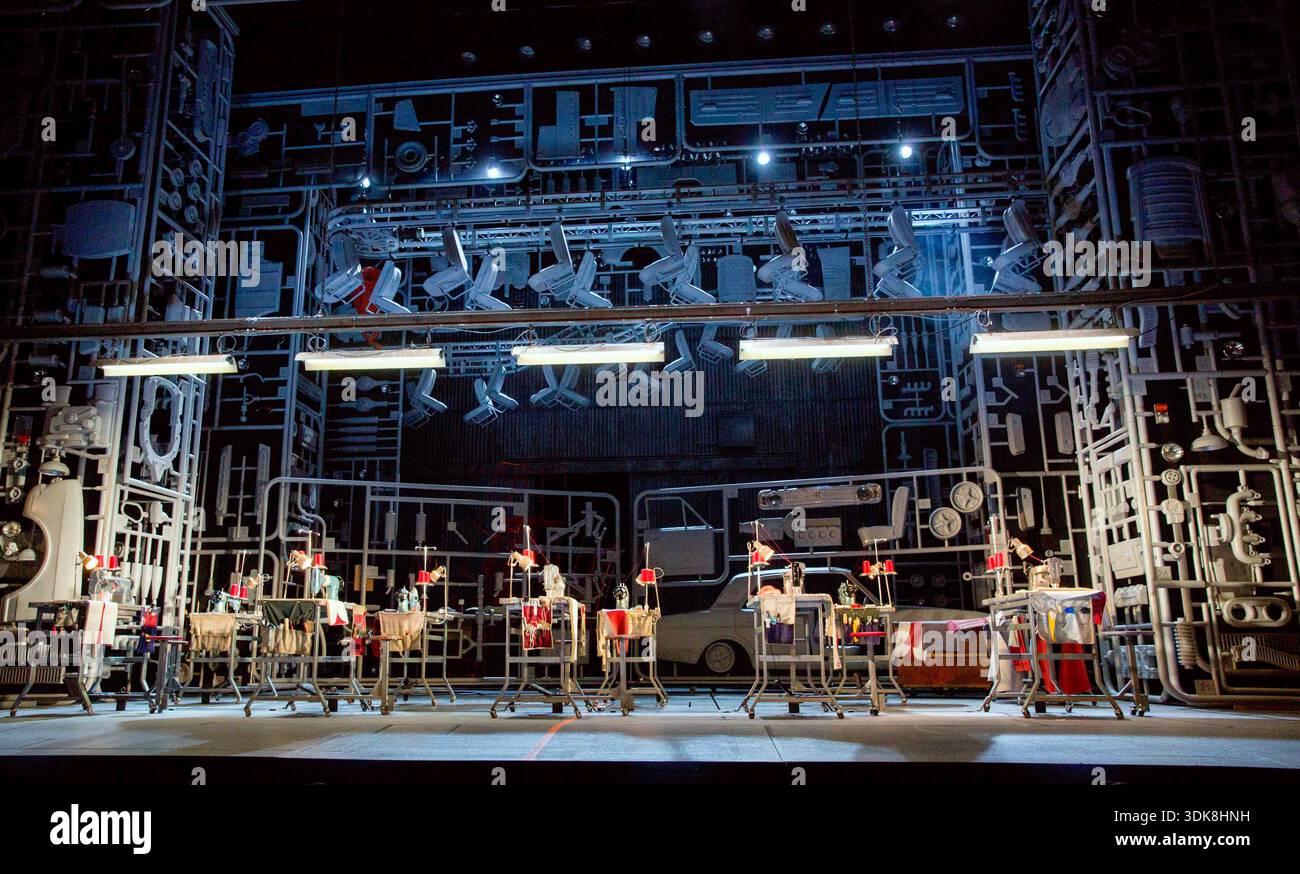 Bühnenbild für MADE IN DAGENHAM - The Musical at the Adelphi Theatre, London WC2 05/11/2014 Buch: Richard Bean Musik: David Arnold Text: Richard Thomas Design: Bunny Christie Beleuchtung: Jon Clark Choreograf: Aletta Collins Regie: Rupert Goold Stockfoto