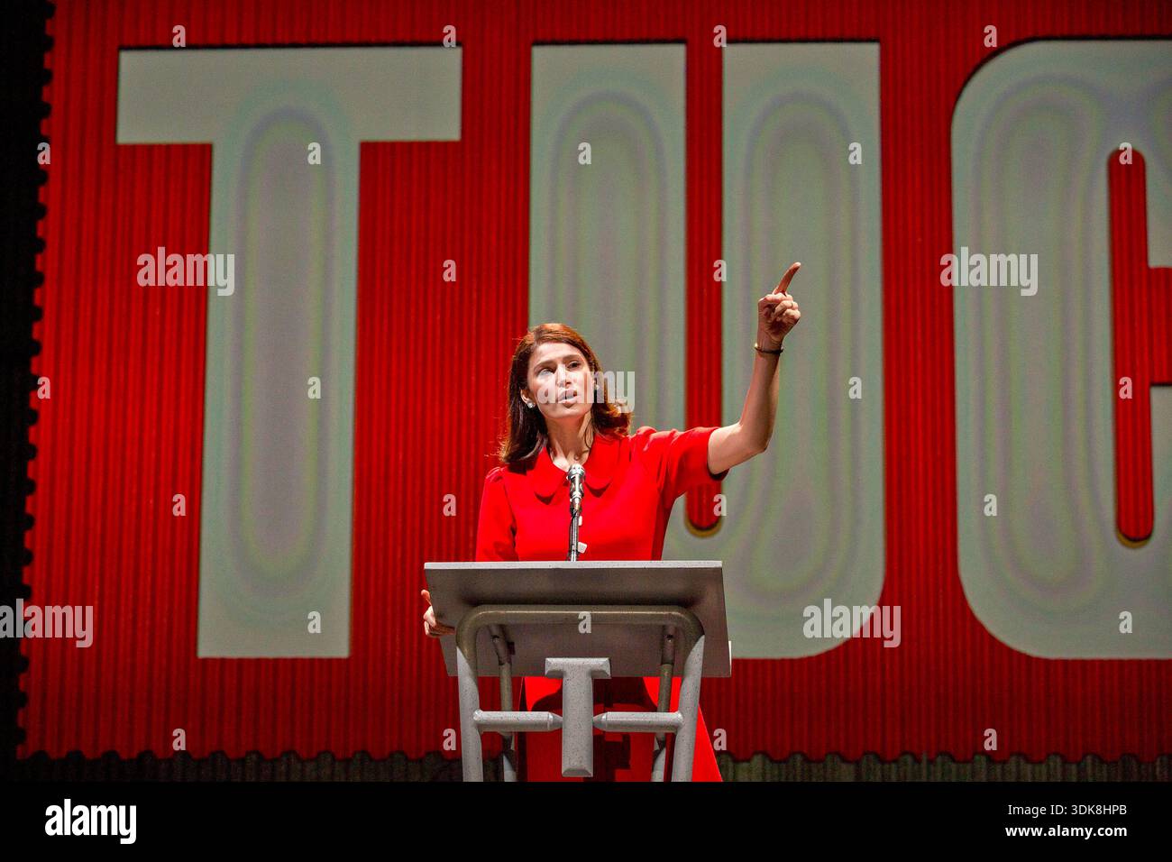 Gemma Arterton (Rita O’Grady) in MADE IN DAGENHAM - The Musical at the Adelphi Theatre, London WC2 11/2014 Buch: Richard Bean Musik: David Arnold Text: Richard Thomas Design: Bunny Christie Beleuchtung: Jon Clark Choreograf: Aletta Collins Regie: Rupert Goold Stockfoto
