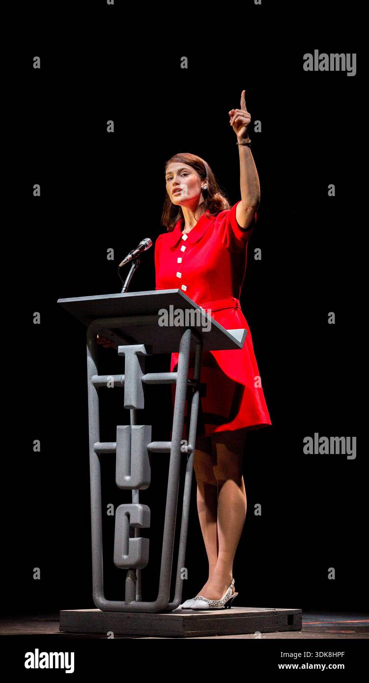 Gemma Arterton (Rita O’Grady) in MADE IN DAGENHAM - The Musical at the Adelphi Theatre, London WC2 11/2014 Buch: Richard Bean Musik: David Arnold Text: Richard Thomas Design: Bunny Christie Beleuchtung: Jon Clark Choreograf: Aletta Collins Regie: Rupert Goold Stockfoto