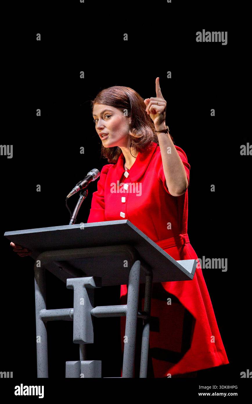 Gemma Arterton (Rita O’Grady) in MADE IN DAGENHAM - The Musical at the Adelphi Theatre, London WC2 11/2014 Buch: Richard Bean Musik: David Arnold Text: Richard Thomas Design: Bunny Christie Beleuchtung: Jon Clark Choreograf: Aletta Collins Regie: Rupert Goold Stockfoto