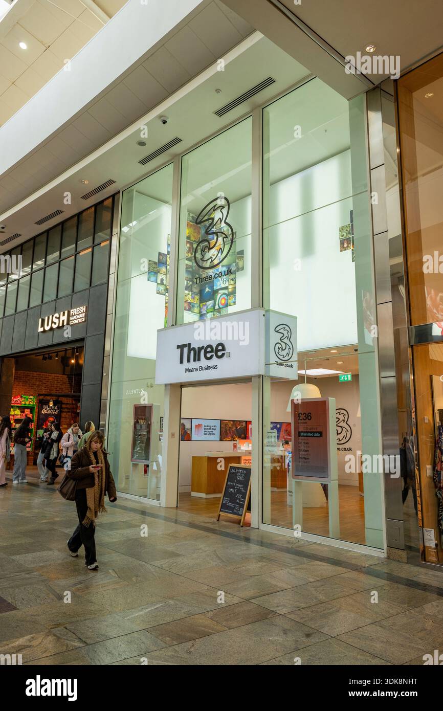 Drei 3 Mobilfunk-Geschäfte oder Geschäfte im West Quay Einkaufszentrum, Southampton, Hampshire, Großbritannien Stockfoto