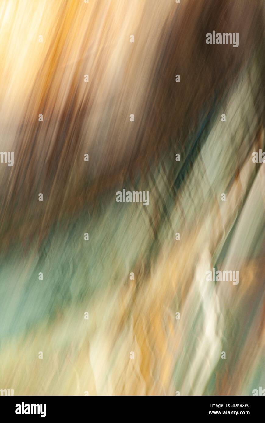 Abstrakte diagonale Bewegungsunschärfe mit sanften Grün-, Beige- und warmen Erdtönen, die fließende malerische Bewegungen erzeugen Stockfoto