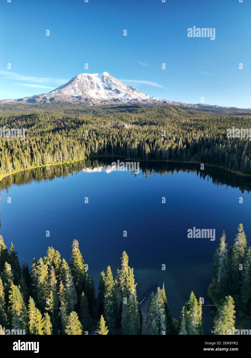 Luftaufnahme des Mt. Adams und ruhiger Takhlakh Lake im Gifford-Pinchot National Forest in der Cascade Range von Washington Stockfoto