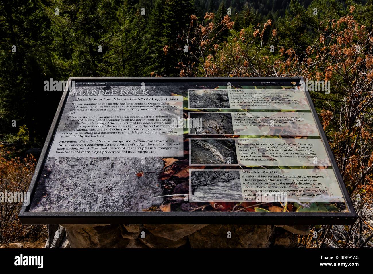 Hinweisschild zur Geologie des Oregon Caves National Monument, Oregon, USA [keine Veröffentlichung; nur redaktionelle Lizenzierung] Stockfoto