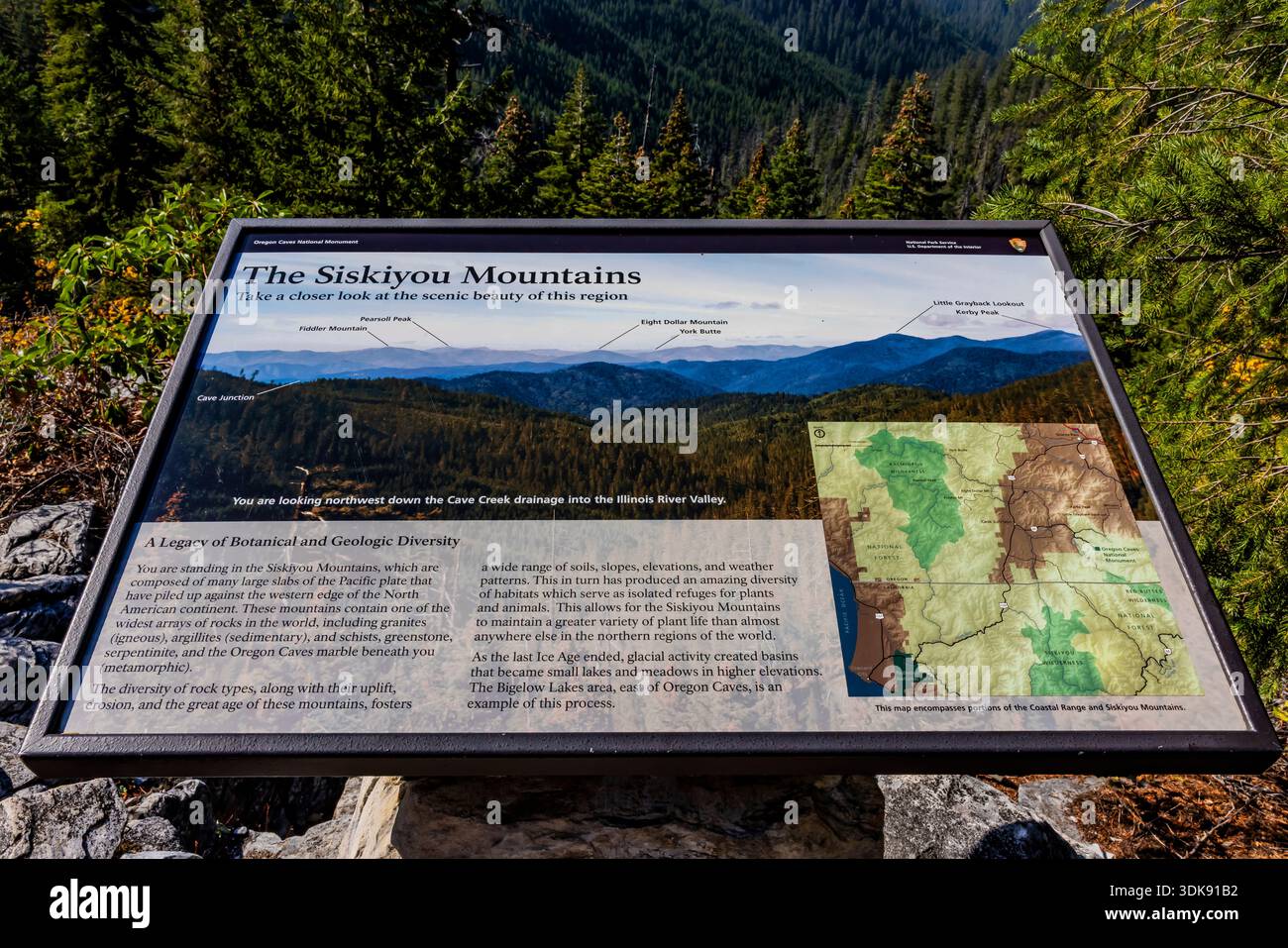 Siskiyou Mountains Interpretive Sign im Oregon Caves National Monument, Oregon, USA [keine Veröffentlichung; nur redaktionelle Lizenzierung] Stockfoto