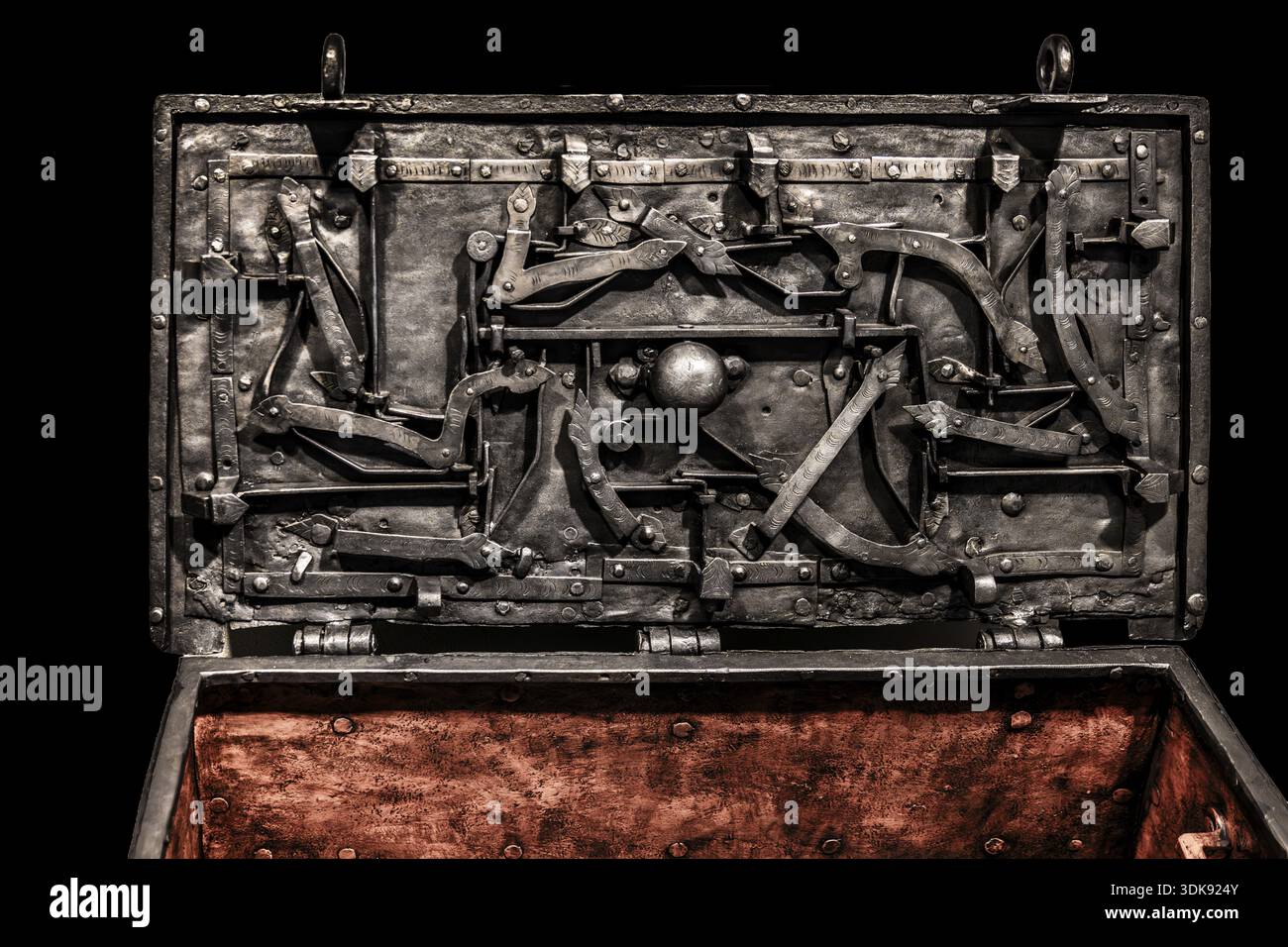 Schmiedeeiserne Kiste mit einem von innen sichtbaren Schließmechanismus, Oberschlesien, 18. Jahrhundert, Piast Castle Museum, 16. Jahrhundert, Gliwice, Polen Stockfoto