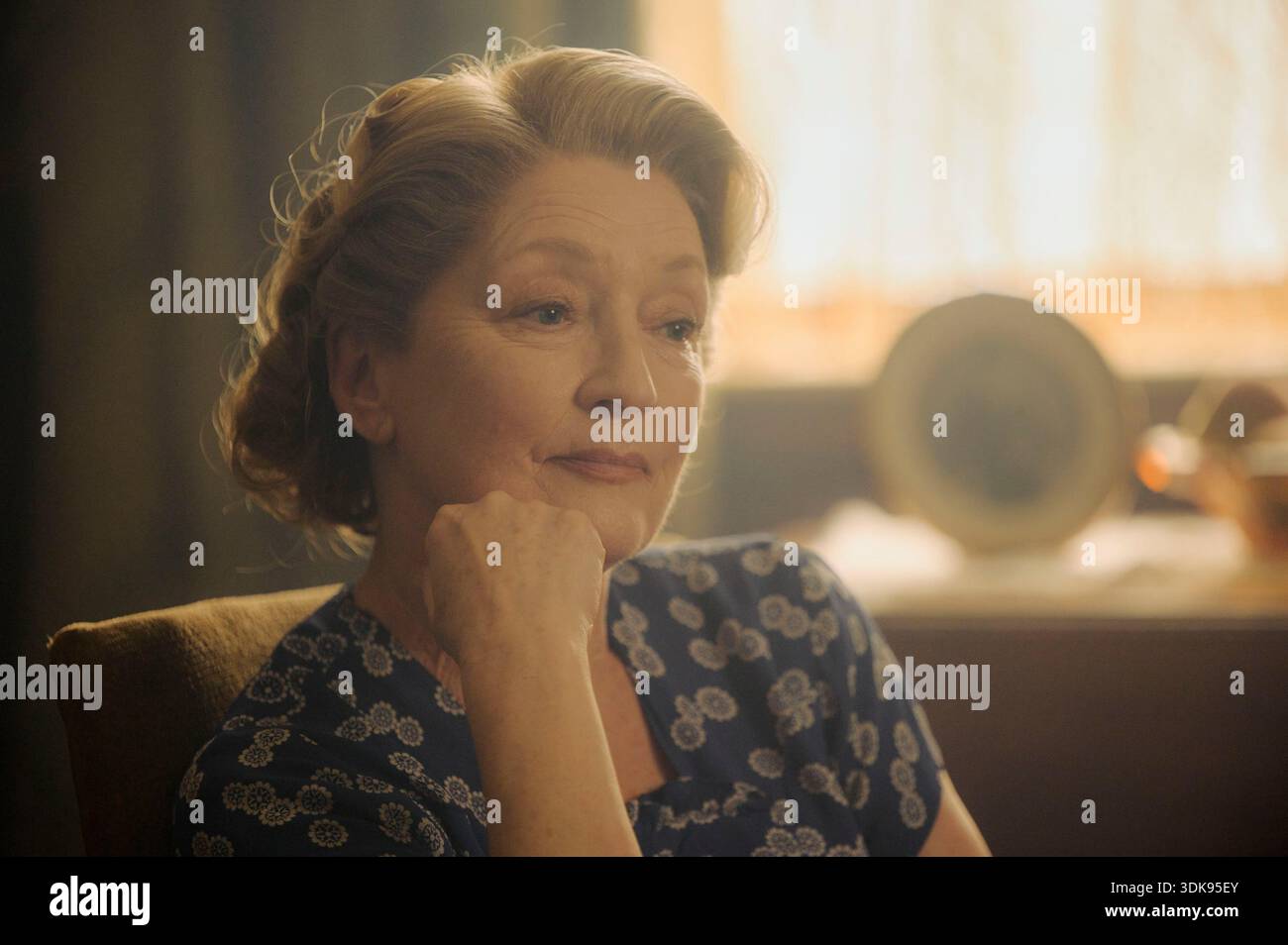 Mr. Burton (2025)Lesley Manville als Ma Smith *Filmstill - nur redaktionelle Verwendung* CAP/VFS Icon Film Distribution via Capital Pictures Stockfoto