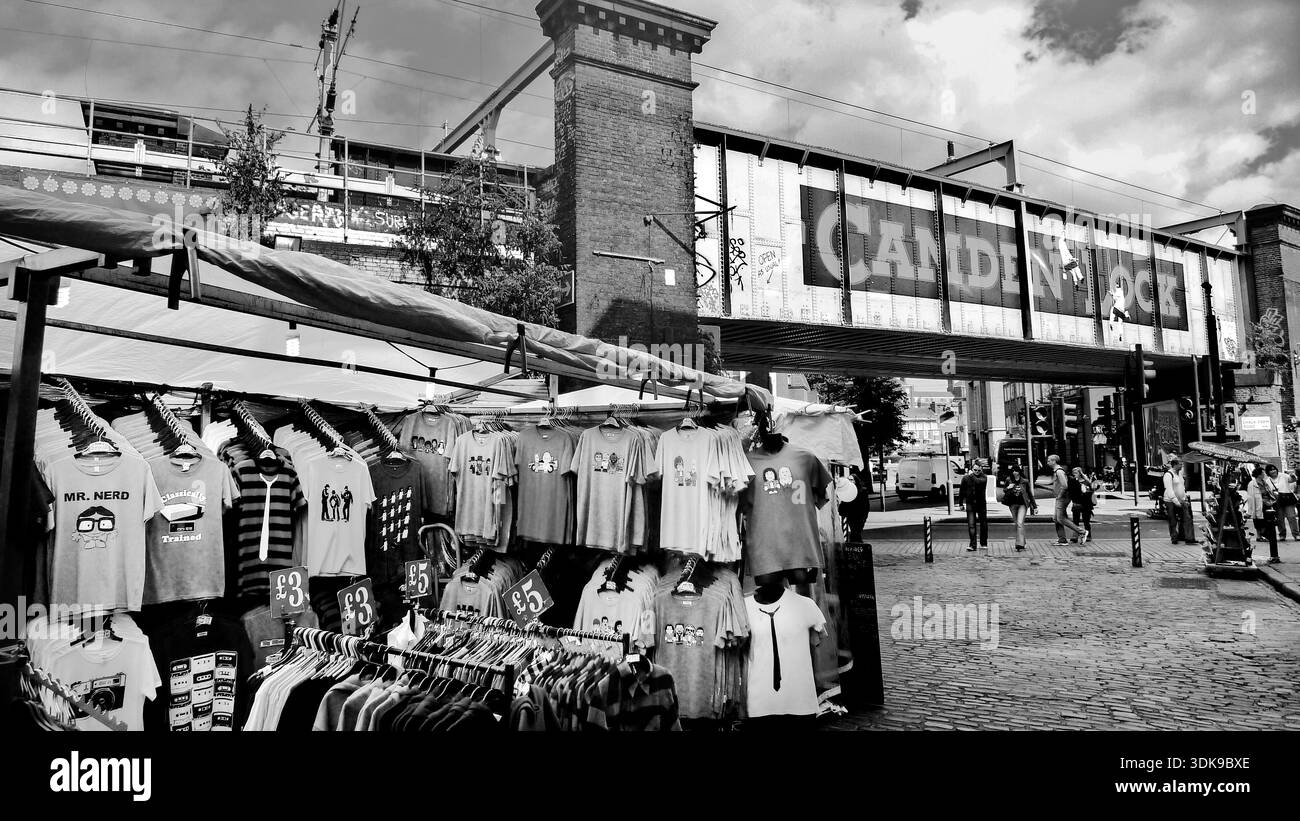 Camden Market, Camden Lock Bereich mit einem Gemälde auf der Eisenbahnbrücke über die Camden High Street, berühmt für seinen Street Market in London. Stockfoto