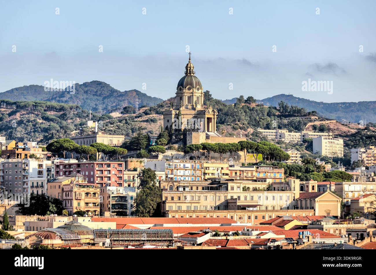 Heiligtum Christi des Königs mit Blick auf Messina, Sizilien, Italien. Stockfoto