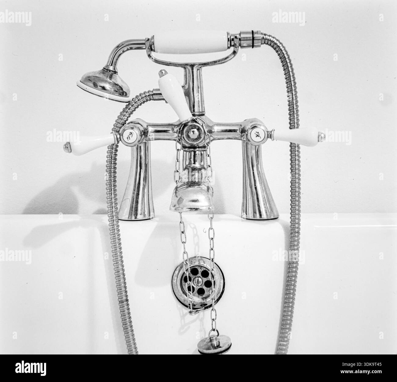 Ein Bademischer im traditionellen Stil mit Chromoberfläche Stockfoto