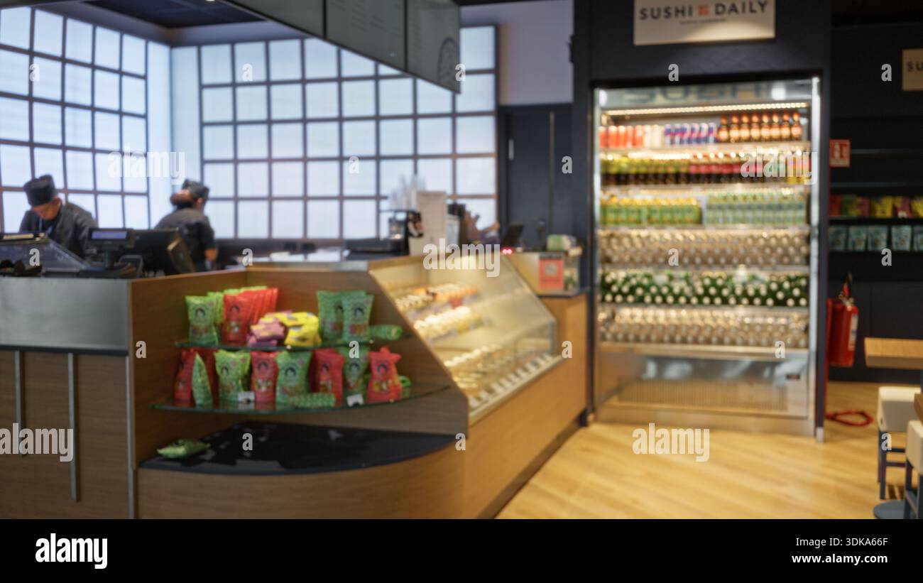 Verschwommenes Café-Interieur mit weichem Bokeh über Feinkosttheke, gekühlten Displays und Imbissregalen in einem Geschäft; Hintergrundhinterlage im Copyspace ruhig. Stockfoto