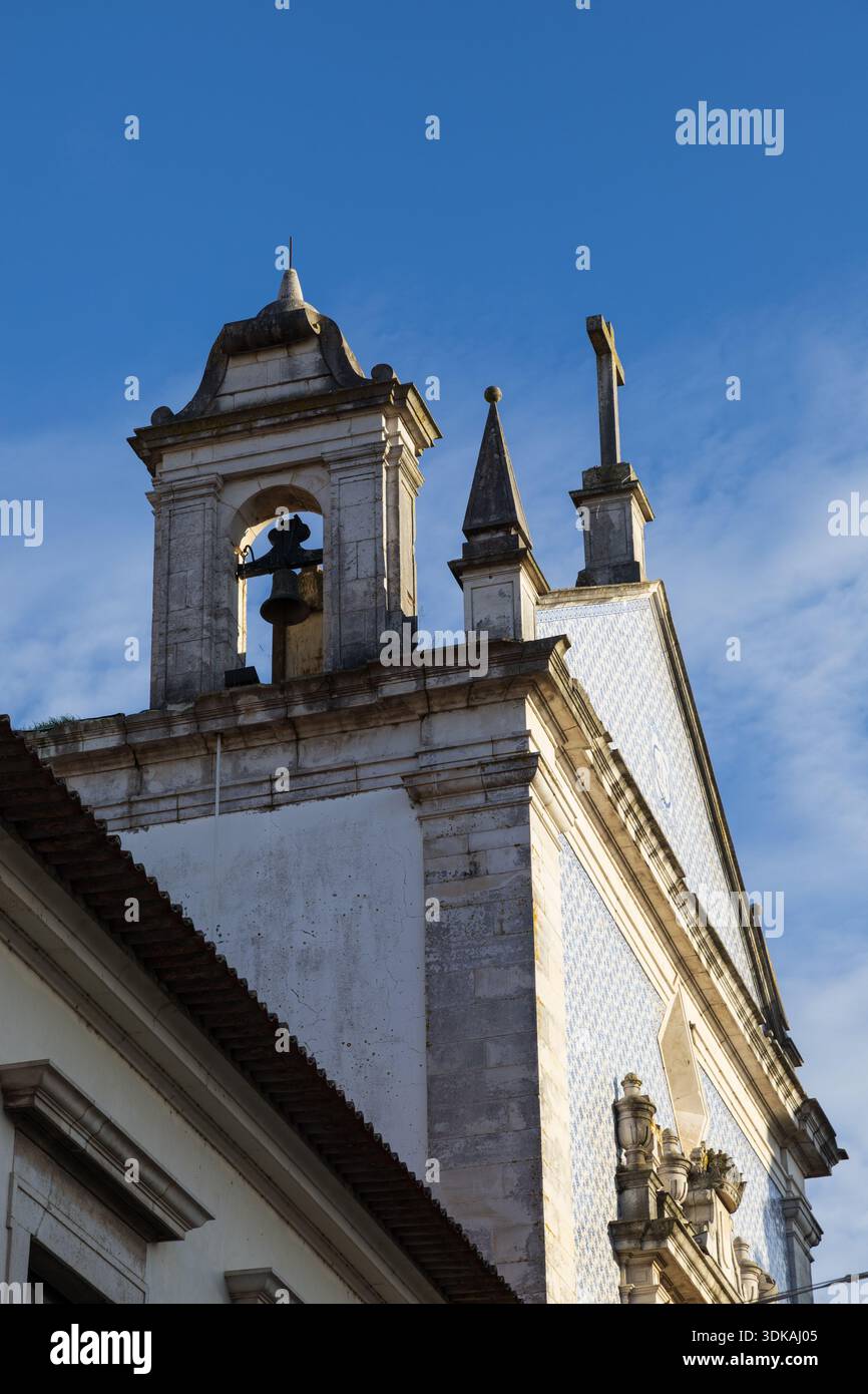 Zeitlose Struktur Vor Hellem Himmel. Historischer Religiöser Turm, Hoch Unter Dem Klaren Blauen Himmel Stockfoto
