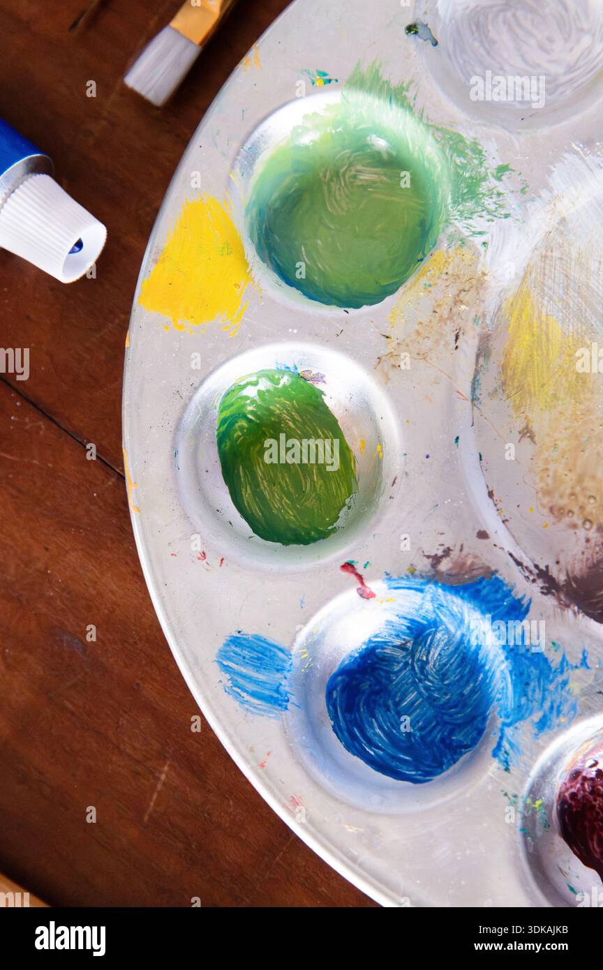 Eine Farbpalette mit blauer und grüner Farbe Stockfoto