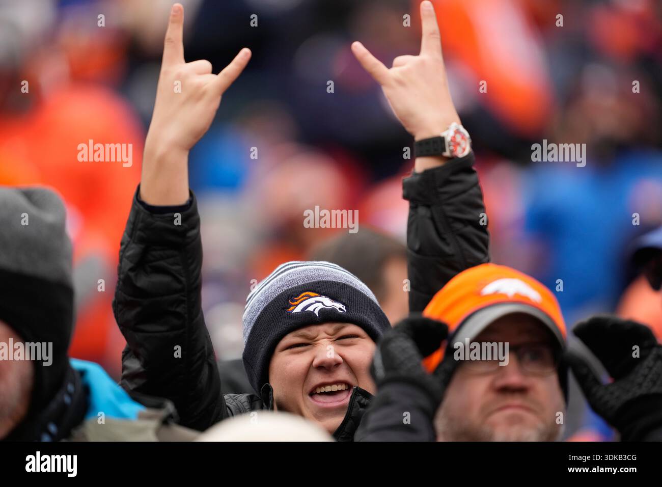 A Denver Broncos fan cheers in the stands before an NFL football game against the New England Patriots Tuesday, Jan. 27, 2026, in Denver. (AP Photo/Ashley Landis) Stockfoto