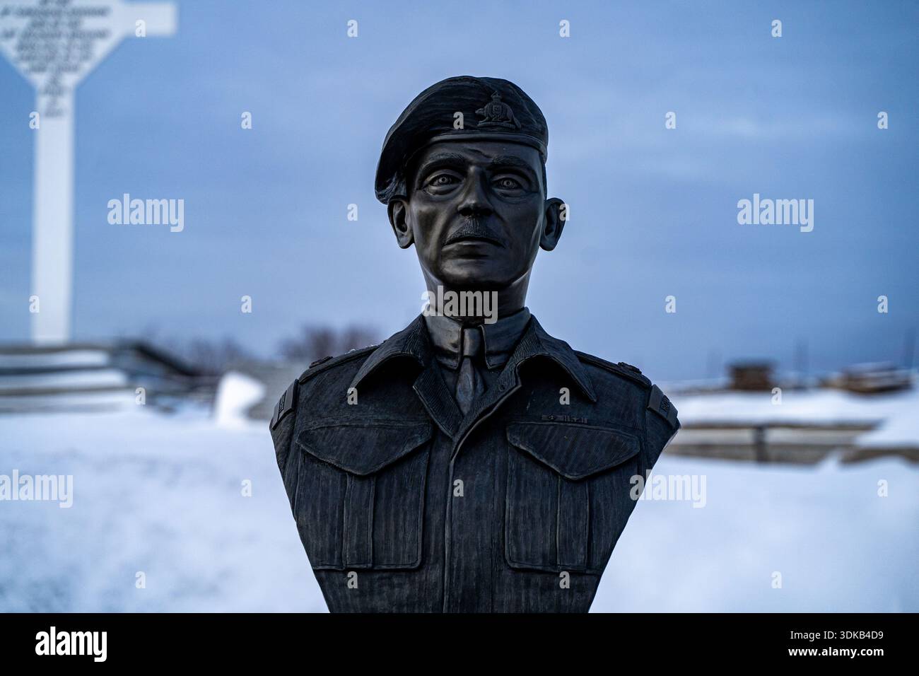 Blick auf Brigadegeneral Paul Triquet Statue in La Citadelle de Quebec im Winter. Quebec City, Kanada - 22. Dezember 2025. Stockfoto