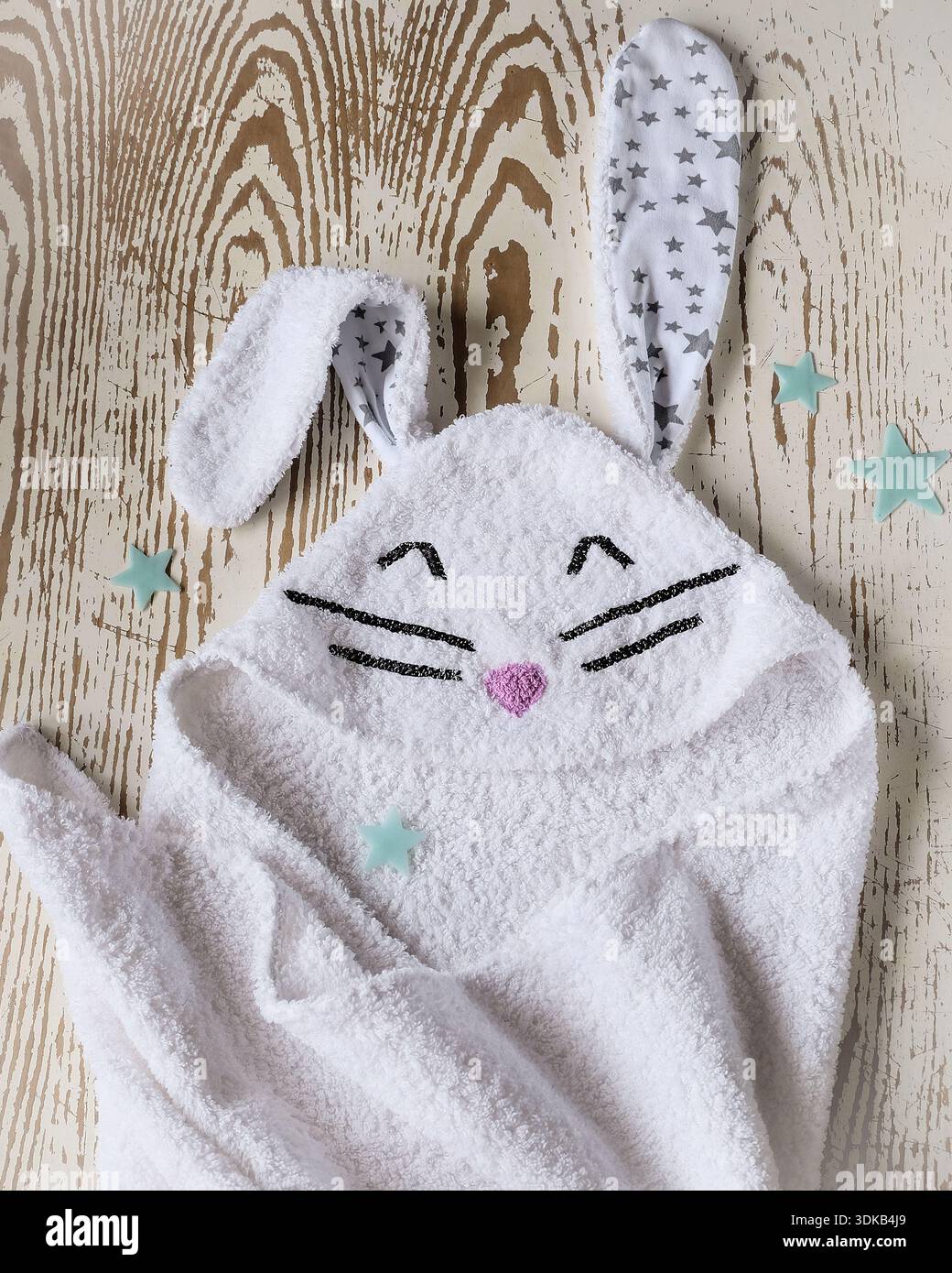 Sanftes Babyhandtuch aus Baumwolle mit gesticktem Gesicht und Sternenmuster Stockfoto
