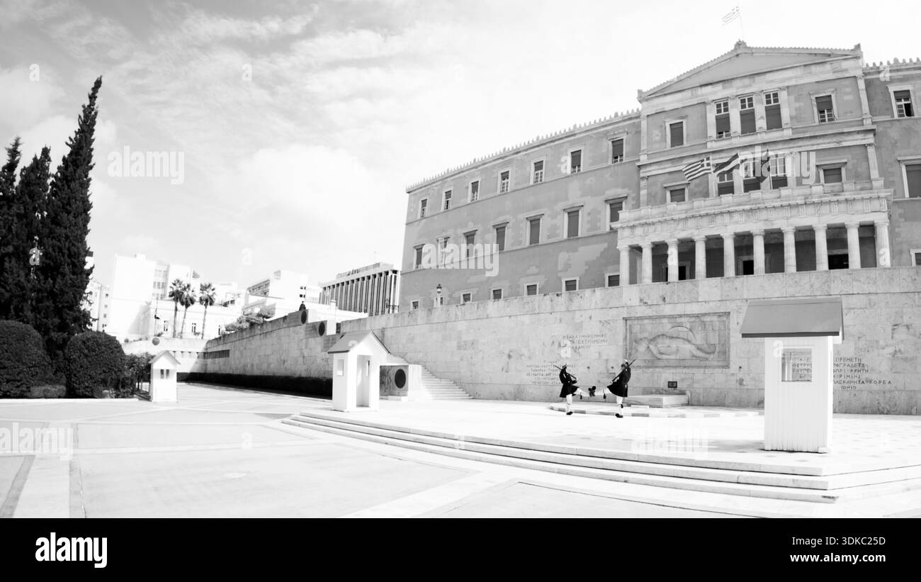 Evzones führt die zeremonielle Wachbewegung vor dem hellenischen Parlament auf dem Syntagma-Platz in Athen durch. Schwarzweiß-Dokumentarfilm Stockfoto