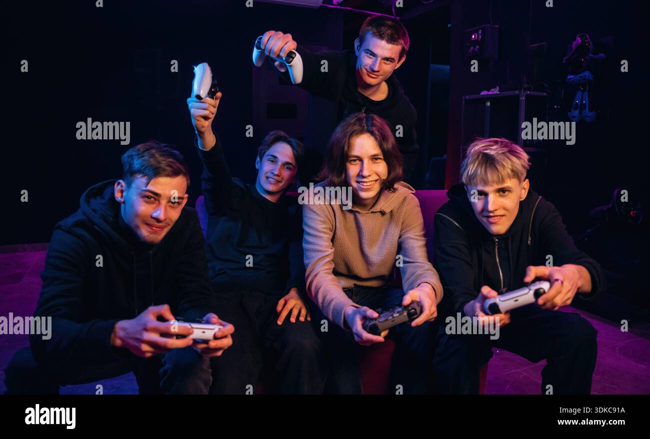 Konzentriert und konzentriert. Junge Gamer sind mit Konsolen-Controllern im Haus. Stockfoto