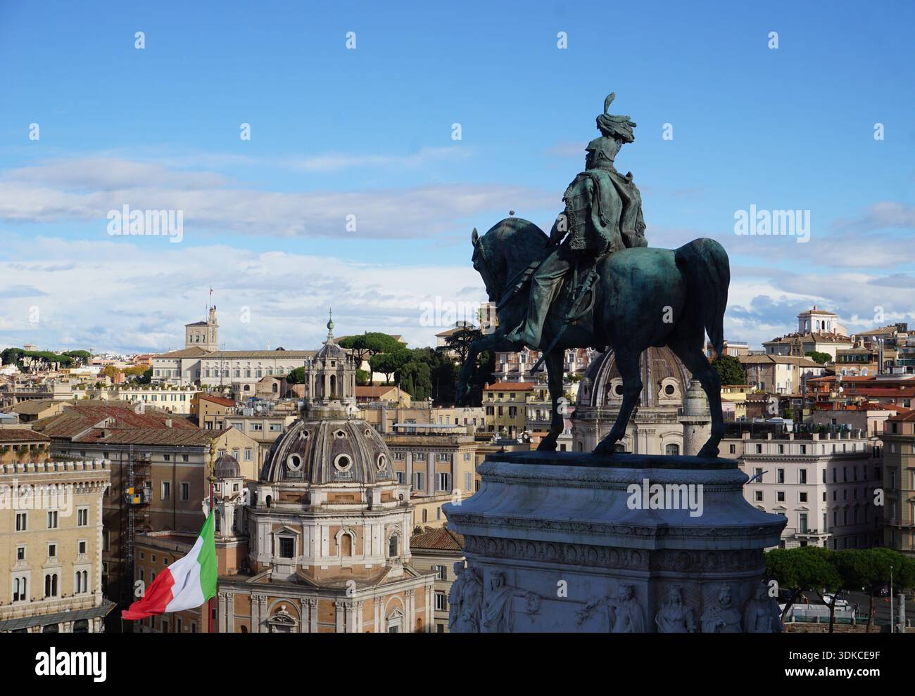 Panoramablick auf die historische Stadt Rom vom Monumento Nazionale A Vittorio Emanuele II mit der Wahrzeichen Reiterstatue von König Victor Emmanuel Stockfoto