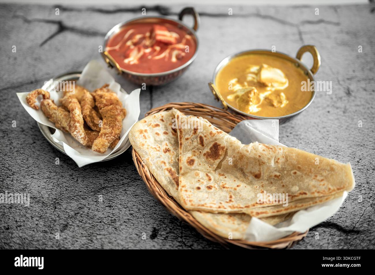 Indisches Essen Thali kombiniert indische Gerichte mit Huhn, Fleisch, Roti, Reis und Salat. Indische Essenskombinationen. Kopierraum Stockfoto