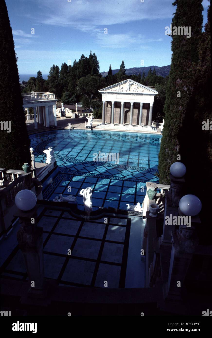 San Simeon, CA. USA, 6. Dezember 2017. William R. Hearst Castle. San Simeon California State Historical Monument. Gärten, Pfad und Panoramablick. Stockfoto