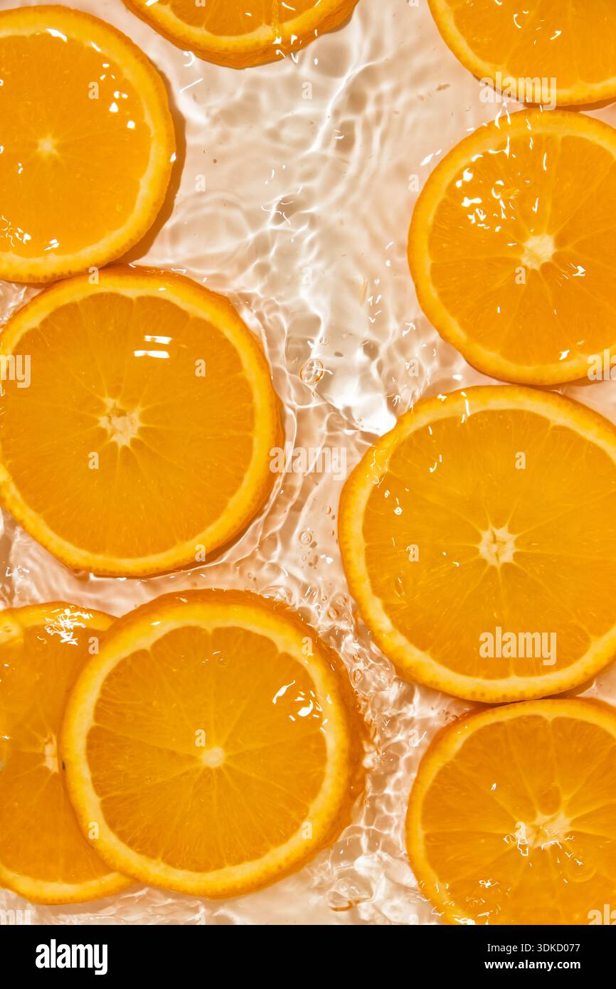 Frische Orangenscheiben ins Wasser, Blick von oben auf das Wasser Stockfoto