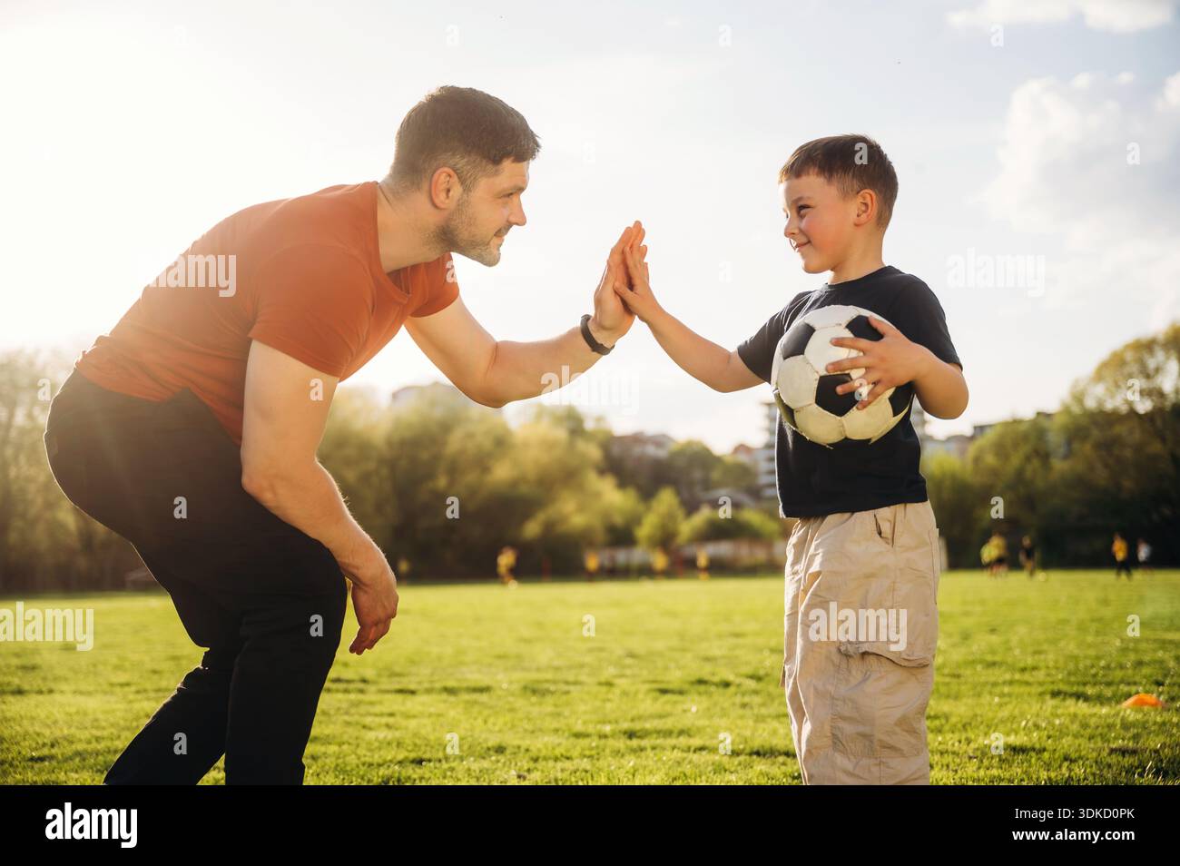 High-Five. Vater und Sohn haben Spaß im Freien. Stockfoto