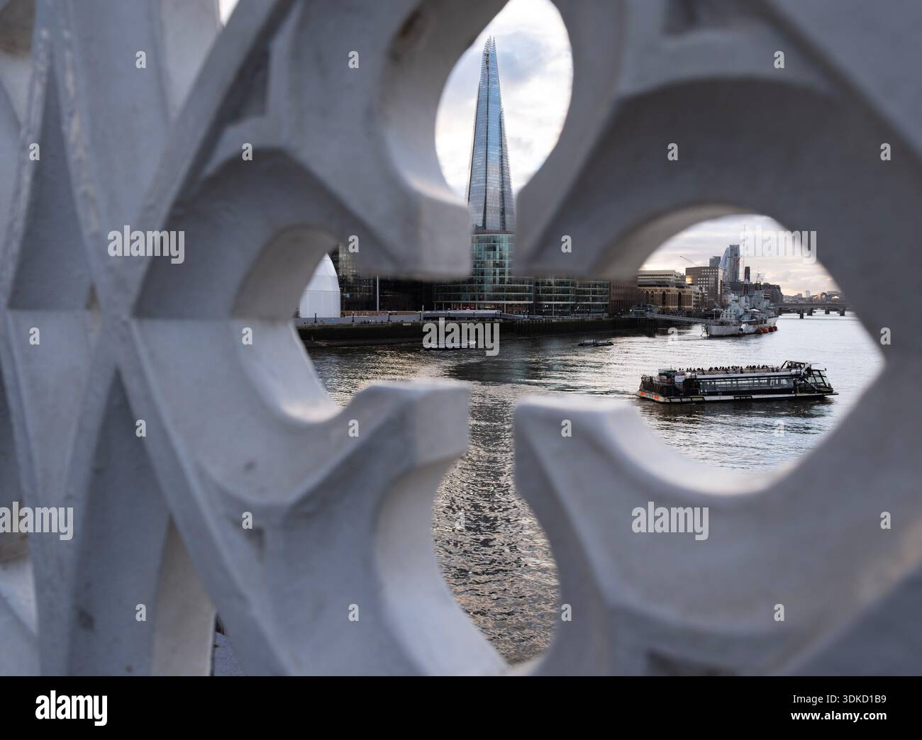 The Shard, HMS Belfast und eine Flussfahrt von der Tower Bridge aus gesehen Stockfoto