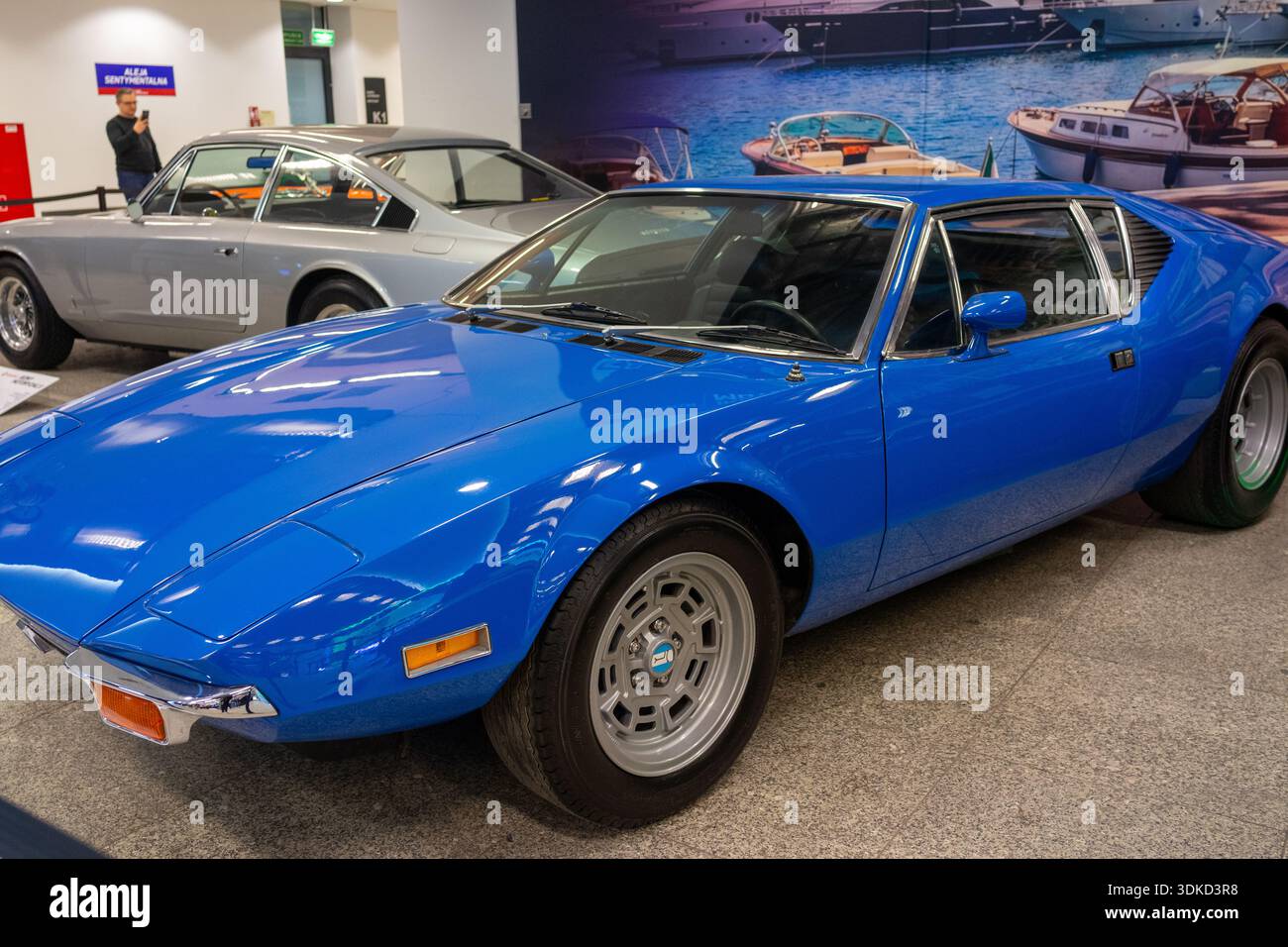 Blue Classic Sports Coupé Profil Und Fließende Linien, Polierte Kapuze Und Glas, Flacher Stand Und Kultige Silhouette Warschau, Polen 29-01-2026 Stockfoto