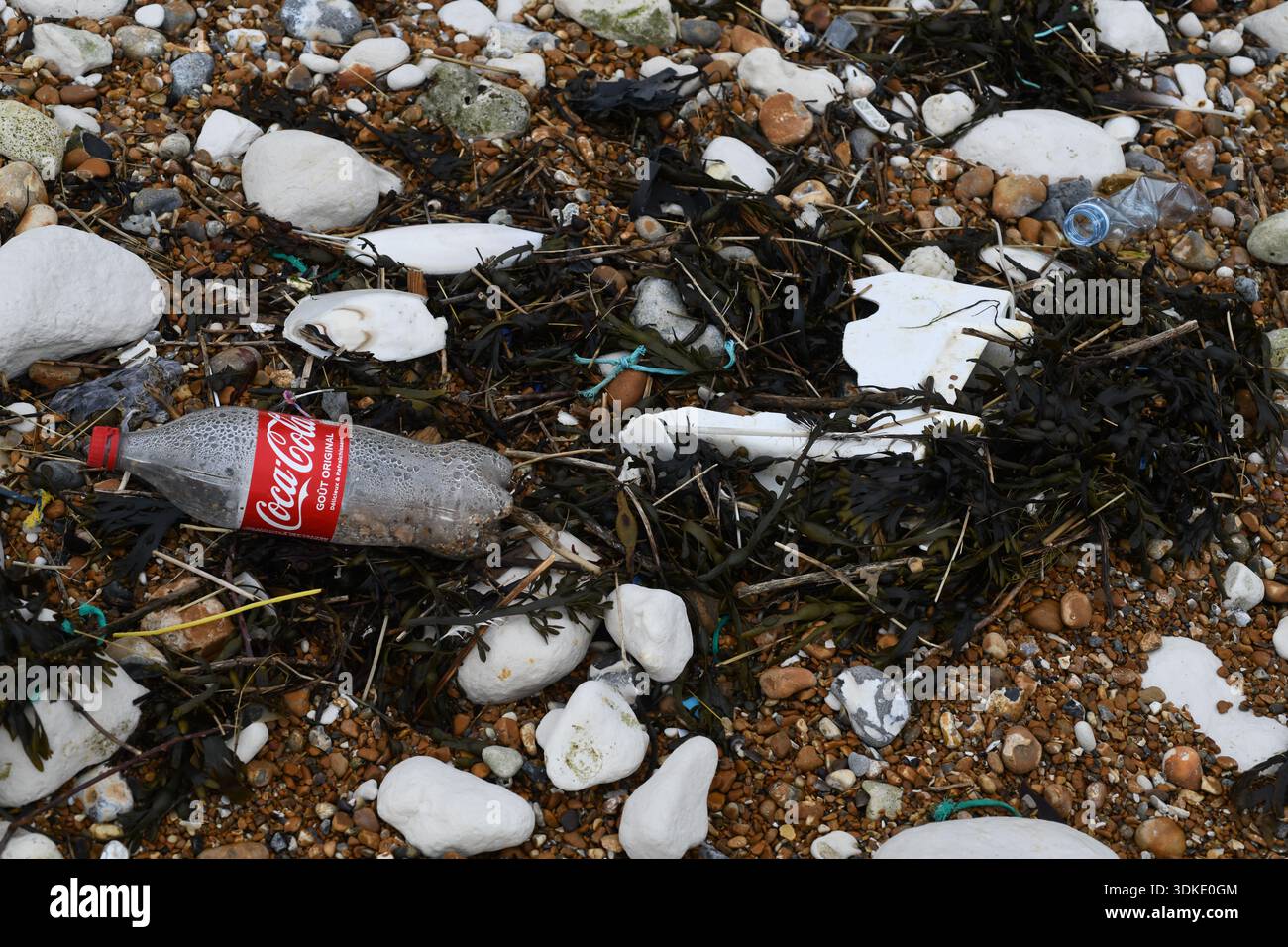 Müll wurde am Strand angespült Stockfoto