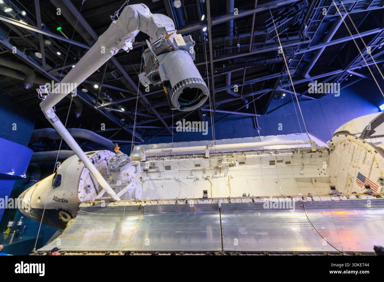 Space Shuttle Atlantis Orbiter mit offener Nutzlastbucht und Canadarm Roboterarm im Kennedy Space Center, Florida. Stockfoto