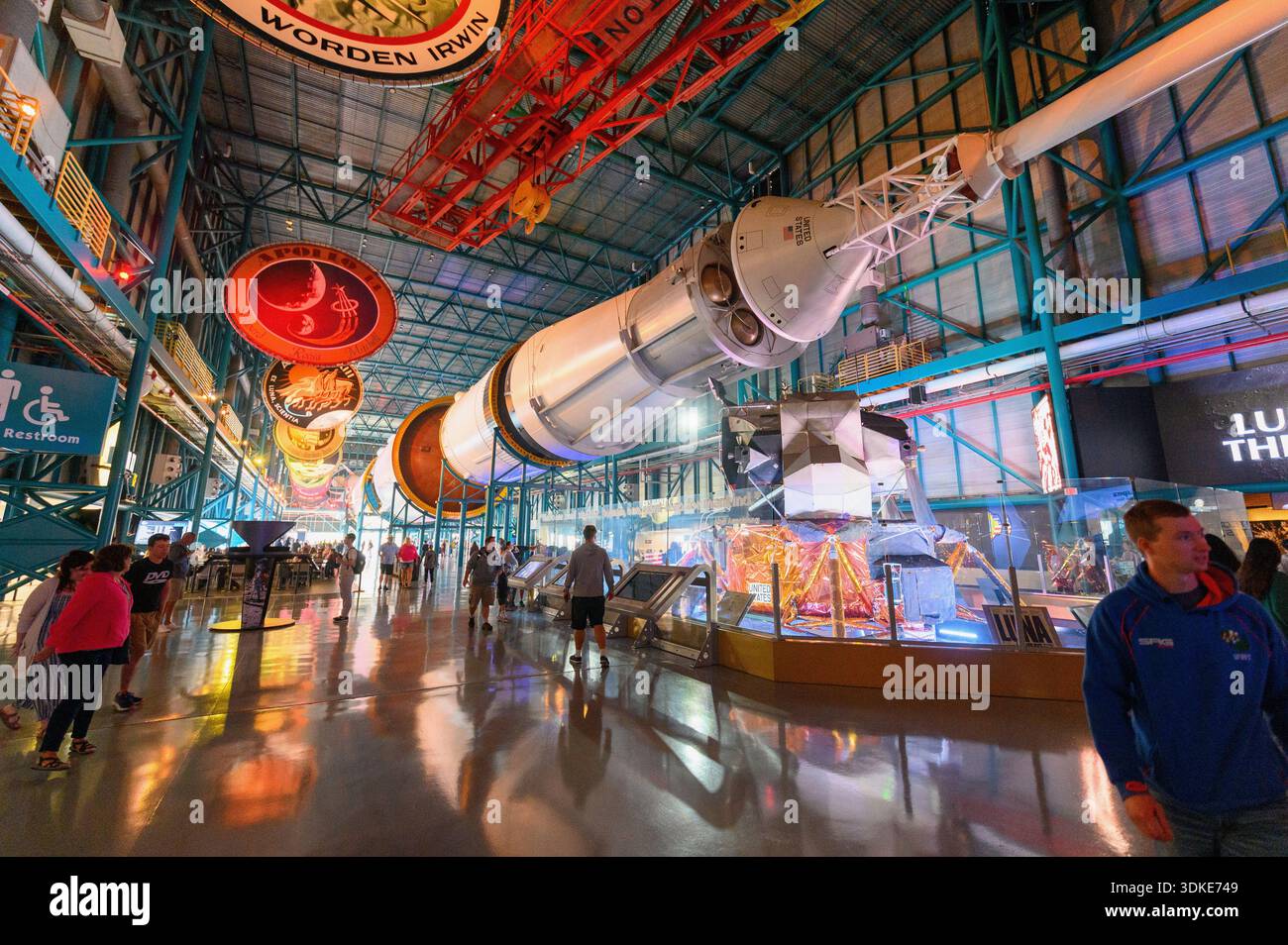 Besucher, die unter den Saturn-V-Raketenbühnen im Apollo/Saturn V Center im Kennedy Space Center, Florida, spazieren. Stockfoto