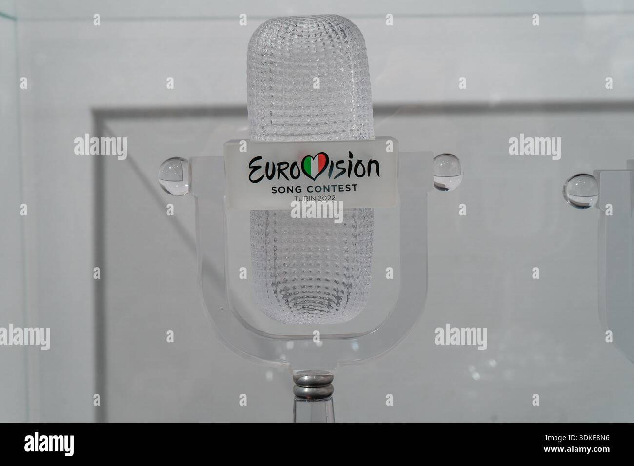 Die Eurovision Statuette ist ein Preis für den Gewinn eines Musikwettbewerbs. Turin Italien 2022 Kiew, Ukraine - 6. Januar 2026 Stockfoto