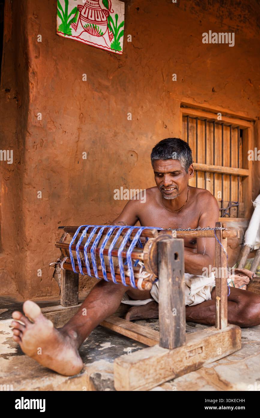 Ein männlicher Weber, der den Handel dreht, Odisha, Indien Stockfoto