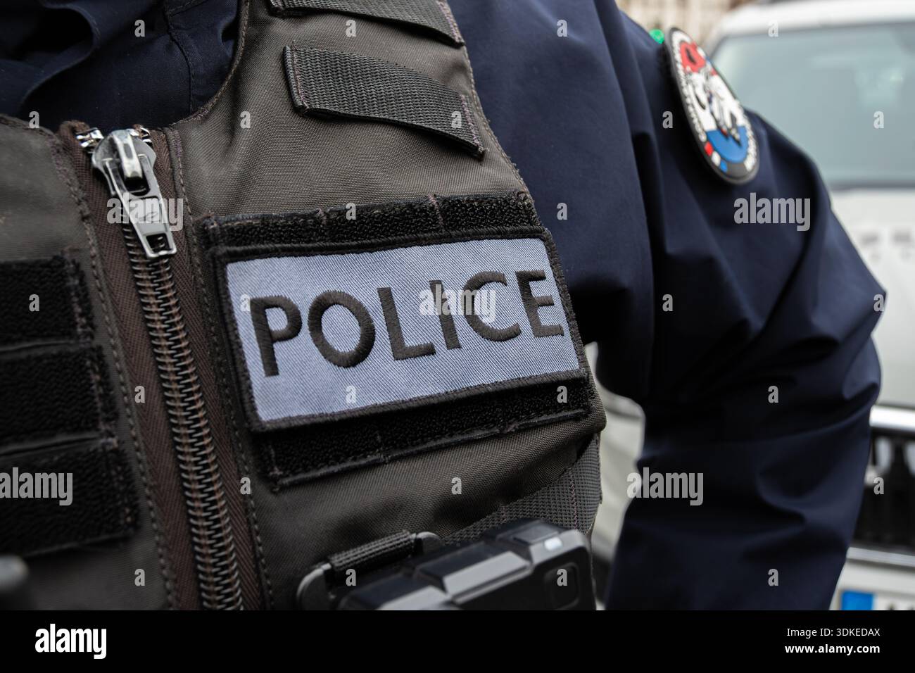 "POLIZEI"-Schild auf der Vorderseite der taktischen Weste eines französischen Polizisten. Konzepte der Strafverfolgung und Strafverfolgung in Frankreich Stockfoto