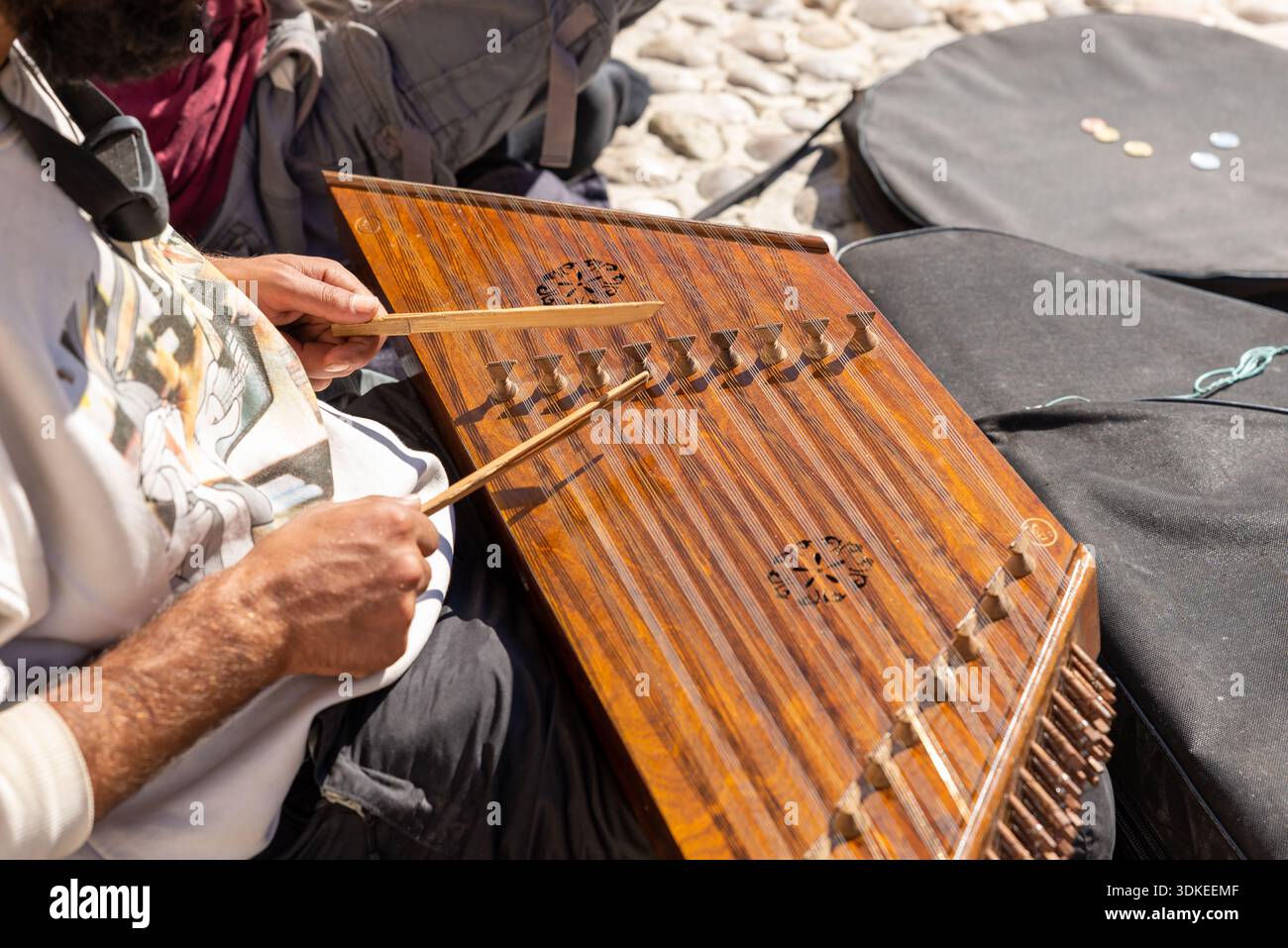 Mostar, Bosnien und Herzegowina – 16. Oktober 2021: Straßenmusiker spielt traditionelles Streichinstrument in der historischen Altstadt von Mostar. Stockfoto