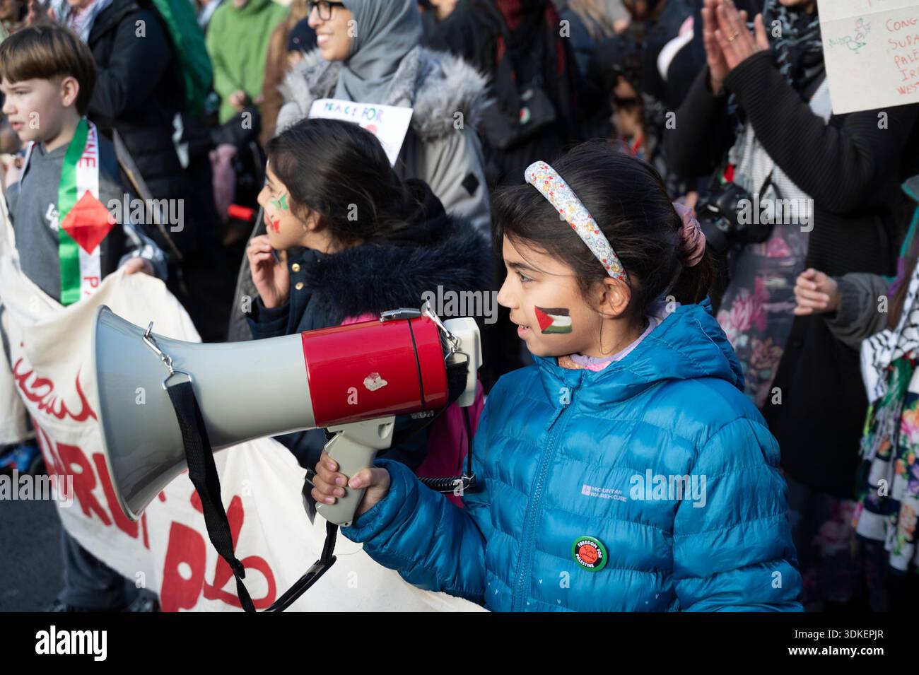 Am 31. Januar 2026 demonstrierten Menschen in Zentral-London gegen den Krieg in Gaza. Eine Gruppe von Kindern protestiert. Stockfoto